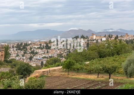 Grenade Espagne - 09 14 2021: Vue sur la ville principale de Grenade, vue depuis le belvédère de la citadelle de l'Alhambra, bâtiments d'architecture et horizon, Espagne Banque D'Images