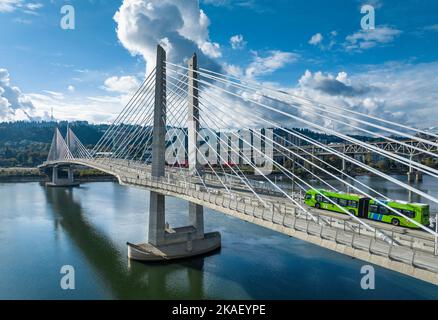 Tilikum Crossing, Bridge of the People est un pont de câble traversant la rivière Willamette à Portland, Oregon, États-Unis. Il a été conçu par TriMet, l'autorité régionale de transport en commun de la région métropolitaine de Portland, pour ses trains de voyageurs légers MAX Orange Line. Le pont dessert également les autobus urbains et le tramway de Portland, ainsi que les bicyclettes, les piétons et les véhicules d'urgence. Les voitures et les camions privés ne sont pas autorisés sur le pont. Il s'agit du premier pont majeur aux États-Unis conçu pour permettre l'accès aux véhicules de transport en commun, aux cyclistes et aux piétons, mais pas aux voitures. Banque D'Images