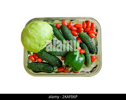 Légumes frais sur le plateau chou, tomates cerises et concombres. Banque D'Images