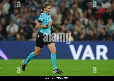 Madrid, Espagne. 02nd novembre 2022. L'arbitre du match lors du match de la Ligue des champions de l'UEFA entre le Real Madrid et le Celtic FC, Groupe F, a joué à Santiago Bernabeu Stadum le 2 novembre 2022 à Madrid, Espagne. (Photo de Magma/PRESSIN) Credit: PRESSINPHOTO SPORTS AGENCY/Alay Live News Banque D'Images