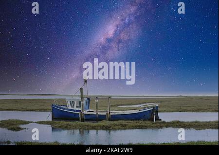 Thornham Harbour à Norfolk - ciel étoilé ajouté numériquement Banque D'Images