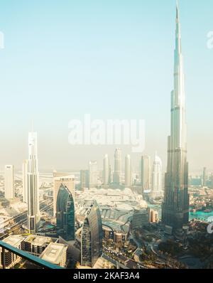 Dubaï - superbe horizon du centre-ville avec des gratte-ciels de luxe de la fenêtre de l'hôtel, Émirats arabes Unis Banque D'Images