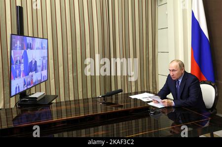 Sotchi, Russie. 02nd novembre 2022. Le Président russe Vladimir Poutine organise une réunion vidéo-conférence avec des membres du Conseil de coordination du Gouvernement sur les besoins des forces armées de la Fédération de Russie depuis la résidence présidentielle au Cap Idokopas, 2 novembre 2022 à Sotchi, Krasnodar Krai, Russie. Credit: Mikhail Metzel/Kremlin Pool/Alamy Live News Banque D'Images