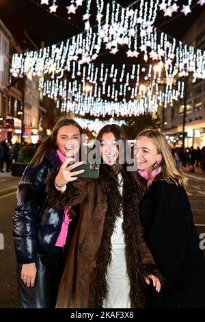 USAGE ÉDITORIAL ONLYÊ les membres du public assistent à l'allumage des lumières de Noël d'Oxford Street. Date de la photo: Mercredi 2 novembre 2022. Banque D'Images