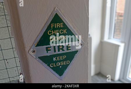 Porte coupe-feu - porte anti-incendie - garder fermée - panneau vert dans un bloc commun Banque D'Images