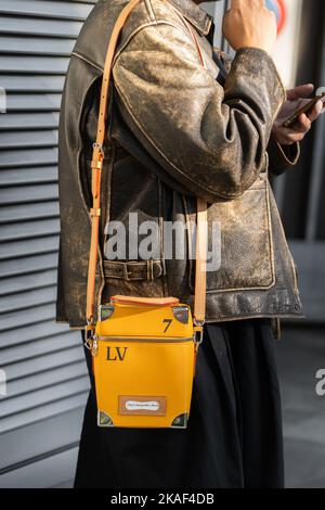 Milan, Italie - septembre, 22, 2022: Homme porte le coffre vertical de Louis Vuitton, tenue de style de rue Banque D'Images