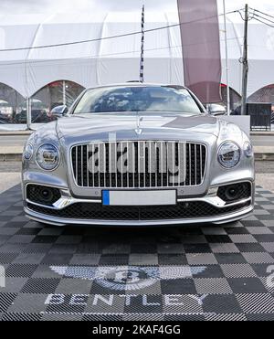 Une photo verticale d'une luxueuse voiture hybride argent Bentley Bentayga Banque D'Images