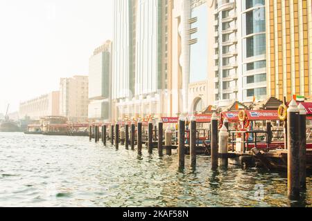 Dubaï, Émirats Arabes Unis - 12th octobre 2022 : bateaux d'époque Abra sur la rivière par de beaux nouveaux bâtiments dans le quartier de Dubai creek en été Banque D'Images