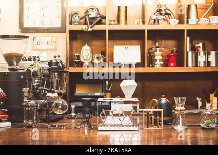 Dubai, Émirats Arabes Unis - 12th octobre 2022 : divers outils de préparation du café anciens sur table. Visite du musée du café à Dubaï Banque D'Images