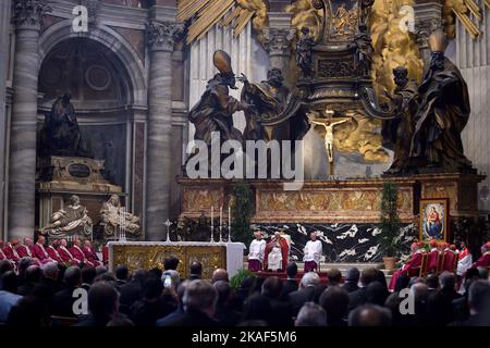 Etat de la Cité du Vatican, Vatikanstadt. 02nd novembre 2022. Le pape François lors d'une messe le jour de tous les âmes pour les évêques et les cardinaux qui sont morts en 2022, à la basilique Saint-Pierre au Vatican, le 2 novembre 2022. Credit: dpa/Alay Live News Banque D'Images