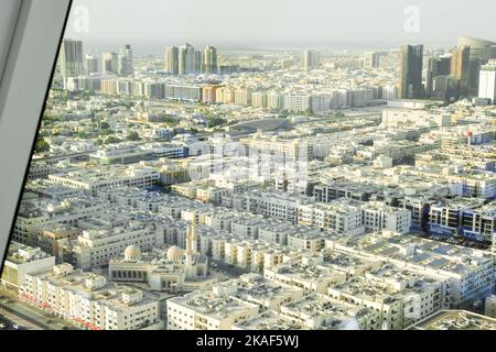 Vue panoramique depuis le sommet de Dubaï Frame jusqu'au vieux quartier de Dubaï et à la mosquée Al Rahma Masjid. Voyagez aux Émirats arabes Unis et dans les vieux bâtiments de la ville Banque D'Images