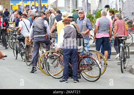 Un groupe de vieux avec leurs vélos de course classiques debout dans la rue Banque D'Images