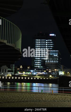 Le siège de Lanxess au-dessus du Rhin et le pont Deutzer à Cologne, en Allemagne Banque D'Images