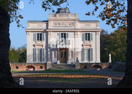 La façade du château dans le parc Bagatelle. Ce petit château a été construit en 1777 dans le style néo-palladien.Paris. Banque D'Images