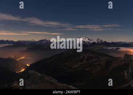 Aube au sommet du petit Lagazuoi avec le panorama des Dolomites et des sommets de la Marmolada, Monte Civetta, Col di Lana, Sass di stria. Banque D'Images