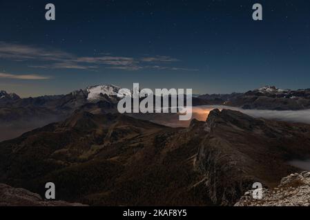 Aube au sommet du petit Lagazuoi avec le panorama des Dolomites et des sommets de la Marmolada, Col di Lana, Settsass, Piz BoE, Sella Group Banque D'Images