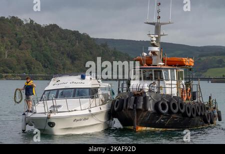 Remorqueur avec Motor Cruiser ou Cabin Cruiser en cours de naufrage Banque D'Images