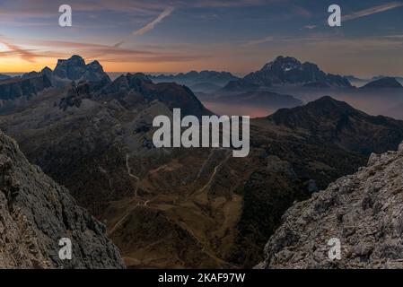 Aube au sommet du petit Lagazuoi avec le panorama des Dolomites d'Ampezzo, Monte Pelmo, Civetta près de Cortina d'Ampezzo, Italie Banque D'Images