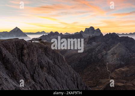 Aube sur le sommet du petit Lagazuoi avec le panorama des Dolomites d'Ampezzo, Monte Pelmo, Civetta, Antelao près de Cortina d'Ampezzo, Italie Banque D'Images