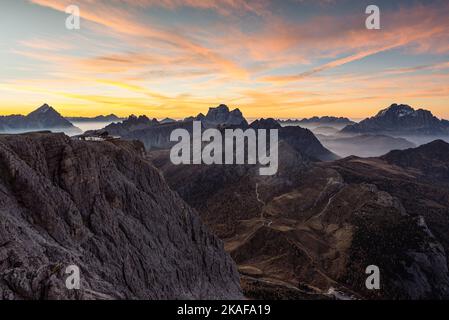 Aube sur le sommet du petit Lagazuoi avec le panorama des Dolomites d'Ampezzo, Monte Pelmo, Civetta, Antelao près de Cortina d'Ampezzo, Italie Banque D'Images