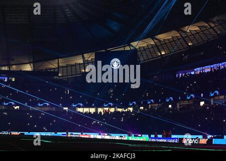 Manchester, Royaume-Uni. 02nd novembre 2022. Le spectacle de lumière de pretmatch a lieu avant le match de l'UEFA Champions League Manchester City vs Sevilla au Etihad Stadium, Manchester, Royaume-Uni, 2nd novembre 2022 (photo de Mark Cosgrove/News Images) à Manchester, Royaume-Uni, le 11/2/2022. (Photo de Mark Cosgrove/News Images/Sipa USA) crédit: SIPA USA/Alay Live News Banque D'Images