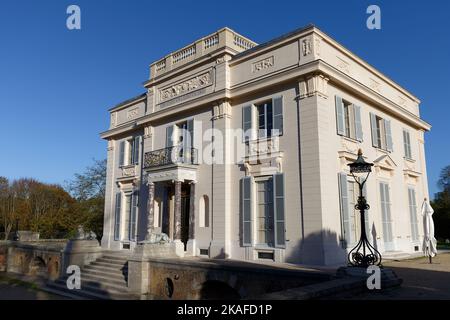 La façade du château dans le parc Bagatelle. Ce petit château a été construit en 1777 dans le style néo-palladien.Paris. Banque D'Images