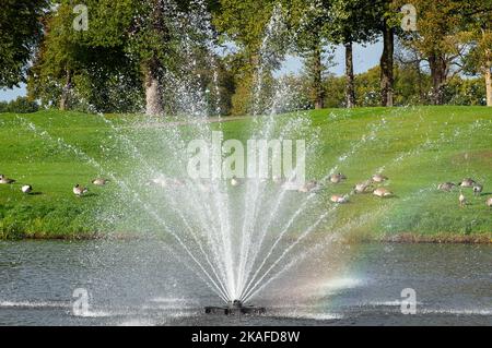 Stoke Poges, Royaume-Uni. 2nd novembre 2022. Le manoir classé de catégorie I à Stoke Park dans Buckinghamshire. Le club, l'hôtel, le spa, la salle de gym et le parcours de golf 27 trous des anciens membres ont été vendus en 2021 à Reliance Industries Ltd, contrôlée par le milliardaire indien Mukesh Ambani. Le club et le terrain auraient été achetés pour £57m. La maison de maître et le club de golf sont en cours de rénovation avant de rouvrir à un moment ou à un autre. Stoke Park a été le cadre de certains films de famour, notamment Bridget Jones Diary, Goldfinger, Tomorrow Never Dies, Wimbledon et Layer Cake. Crédit : Maureen McLean/Alay Live New Banque D'Images