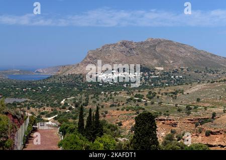 Megalo Chorio village sur le flanc de la colline, vu de l'autre côté de la vallée.à la grotte des éléphants, Tilos. Juin 2022 Banque D'Images