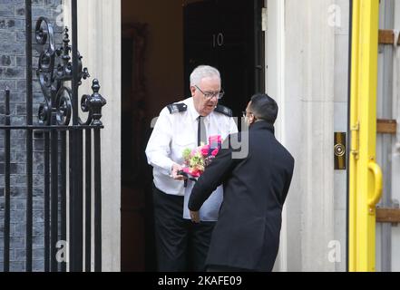 La famille Sunak, Rishi, sa femme et leurs 2 filles, ayant leurs biens replacés dans l'appartement au-dessus de No 10 Downing Street, où ils vivaient quand Rishi était chancelier. Ils sont la première famille de premier ministre à y vivre depuis 25 ans, à Londres, au Royaume-Uni Banque D'Images