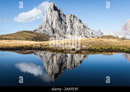 La face rocheuse du Mont Ragusela se reflète dans l'eau d'un lac de montagne sur l'automne Passo di Giau, Dolomites, Italie Banque D'Images