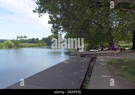 Les femmes rameurs sur les rives de la rivière Avon à Saltford avec leur bateau. Banque D'Images