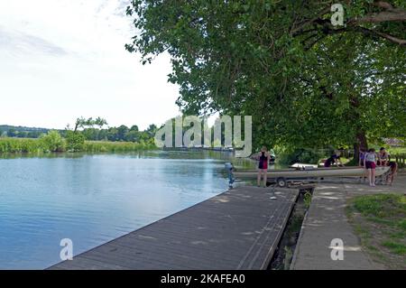 Les femmes rameurs sur les rives de la rivière Avon à Saltford avec leur bateau. Banque D'Images