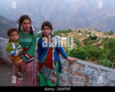 Les ruraux vivant une vie traditionnelle sur Dalkania, Kumaon Hills, Uttarakhand, Inde Banque D'Images