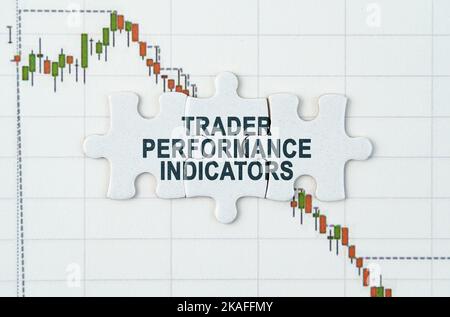 Concept d'entreprise. Sur le tableau des citations il y a des puzzles avec l'inscription - indicateurs de performance de Trader Banque D'Images