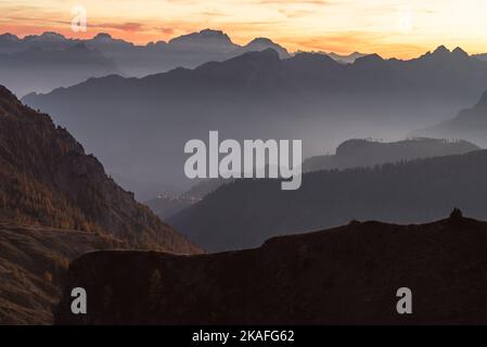 Crépuscule au-dessus du paysage automnal avec les vallées et les chaînes de montagnes du Groupe Civetta et des Dolomites d'Ampezzo, Passo di Giau, Dolomites, Italie Banque D'Images