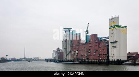 Hambourg, Allemagne - 23 février 2014: Vue sur le silo à céréales Rethe Speicher de la compagnie GTH Getreide AG avec barge à proximité de l'Elbe. Banque D'Images