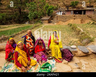 Les ruraux vivant une vie traditionnelle sur Dalkania, Kumaon Hills, Uttarakhand, Inde Banque D'Images