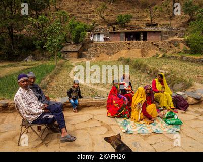 Les ruraux vivant une vie traditionnelle sur Dalkania, Kumaon Hills, Uttarakhand, Inde Banque D'Images