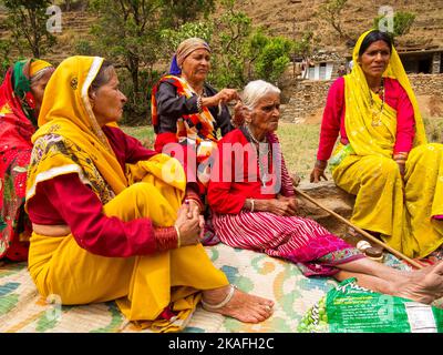 Les ruraux vivant une vie traditionnelle sur Dalkania, Kumaon Hills, Uttarakhand, Inde Banque D'Images