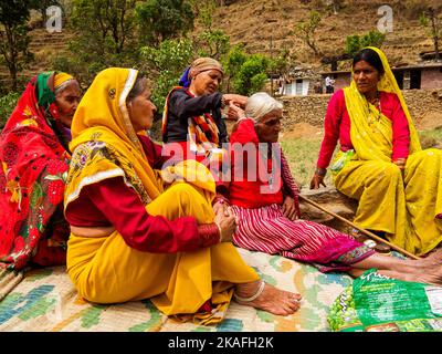 Les ruraux vivant une vie traditionnelle sur Dalkania, Kumaon Hills, Uttarakhand, Inde Banque D'Images