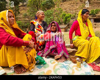 Les ruraux vivant une vie traditionnelle sur Dalkania, Kumaon Hills, Uttarakhand, Inde Banque D'Images