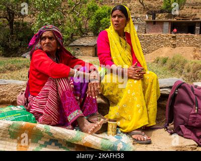 Les ruraux vivant une vie traditionnelle sur Dalkania, Kumaon Hills, Uttarakhand, Inde Banque D'Images