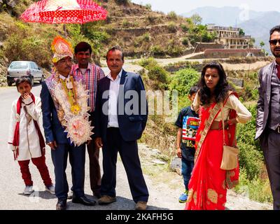 Mariage indien sur la route au village d'Adhora sur la vallée de Nandhour, Uttarakhand, Inde Banque D'Images