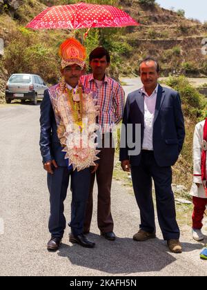 Mariage indien sur la route au village d'Adhora sur la vallée de Nandhour, Uttarakhand, Inde Banque D'Images