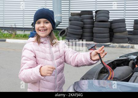Mécanicien automobile travaillant dans un garage. Service de réparation Banque D'Images