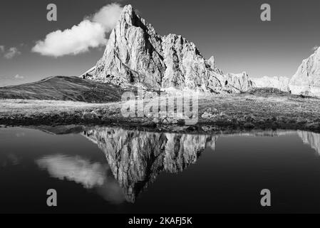 La face rocheuse du Mont Ragusela se reflète dans l'eau d'un lac de montagne sur l'automne Passo di Giau, Dolomites, Italie Banque D'Images