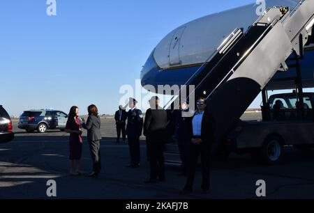 Boston, États-Unis. 02nd novembre 2022. LE vice-président AMÉRICAIN Kamala Harris est accueilli par la mairesse de Boston Michelle Wu, à gauche, à l'aéroport international Logan de Boston, Massachusetts, États-Unis, le 02 novembre 2022. Credit: SIPA USA/Alay Live News Banque D'Images