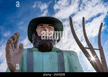 Ronks, PA - 30 octobre 2022: 'Amos' de Zinns Diner est une grande sculpture en fibre de verre d'un homme Amish par Rod Shutt se tenant à l'extérieur de Hershey Farm, sur prêt f Banque D'Images