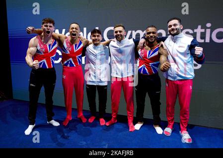 De gauche à droite, Adam Tobin, Joe Fraser, Jake Jarman, Giarnni Regini-Moran, Courtney Tulloch et James Hall en Grande-Bretagne célèbrent la victoire de la médaille de bronze de l'équipe lors du cinquième jour des Championnats du monde de gymnastique artistique DE LA FIG à la M&S Bank Arena, Liverpool. Date de la photo: Mercredi 2 novembre 2022. Banque D'Images