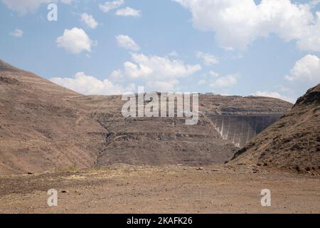 Barrage de Katse au Lesotho avec des montagnes d'eau et de mur de barrage en béton Banque D'Images